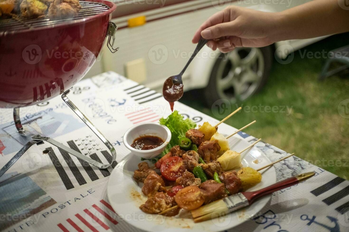 freunde Herstellung Grill Grill Grillen Über ein heiß Feuer im das Natur.Abendessen Party foto