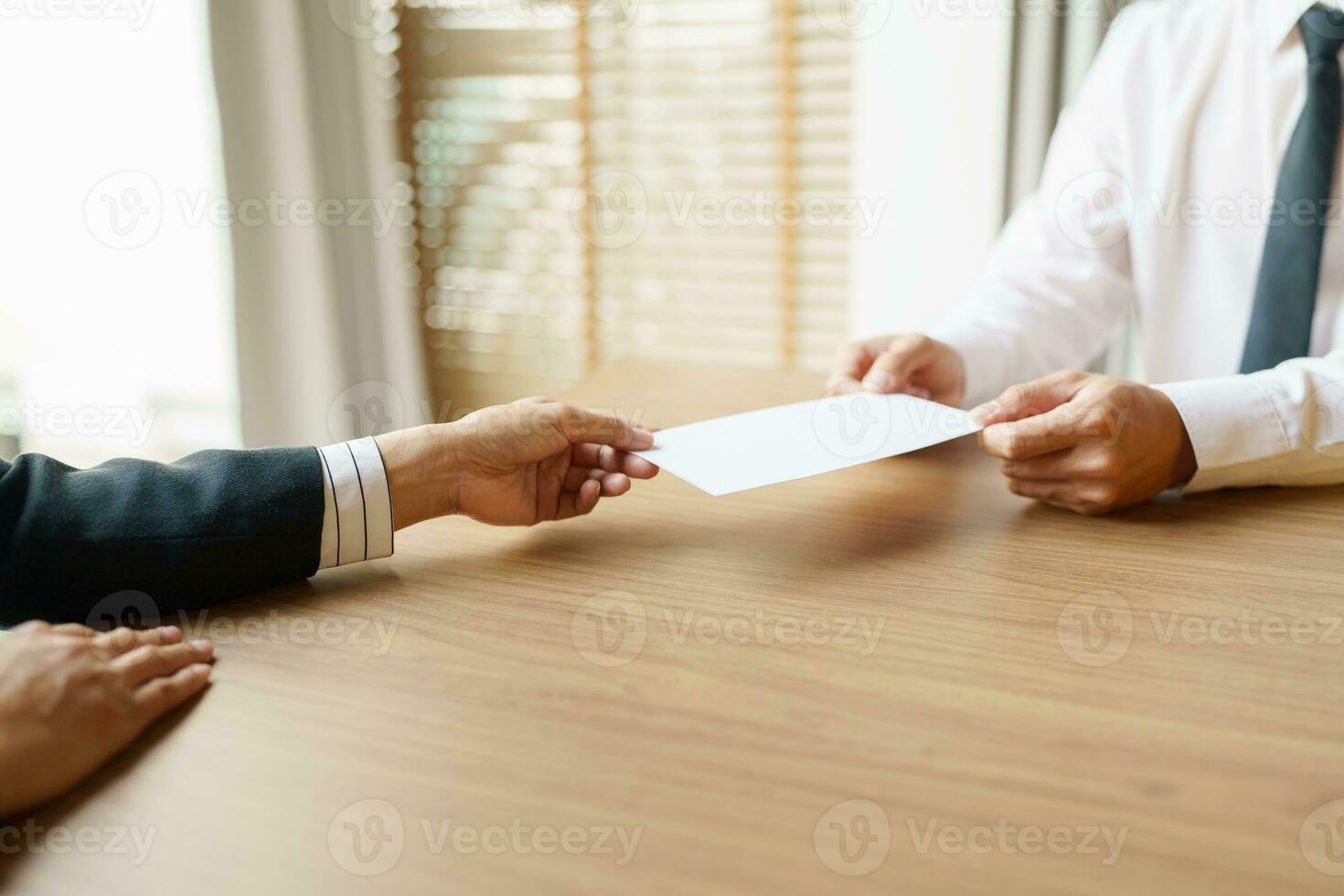 Verlassen Job Geschäft Mann Senden Rücktritt Brief und Verpackung Zeug zurücktreten drücken oder Tragen Geschäft Karton Box im Büro. Veränderung von Job oder gefeuert von Unternehmen. foto