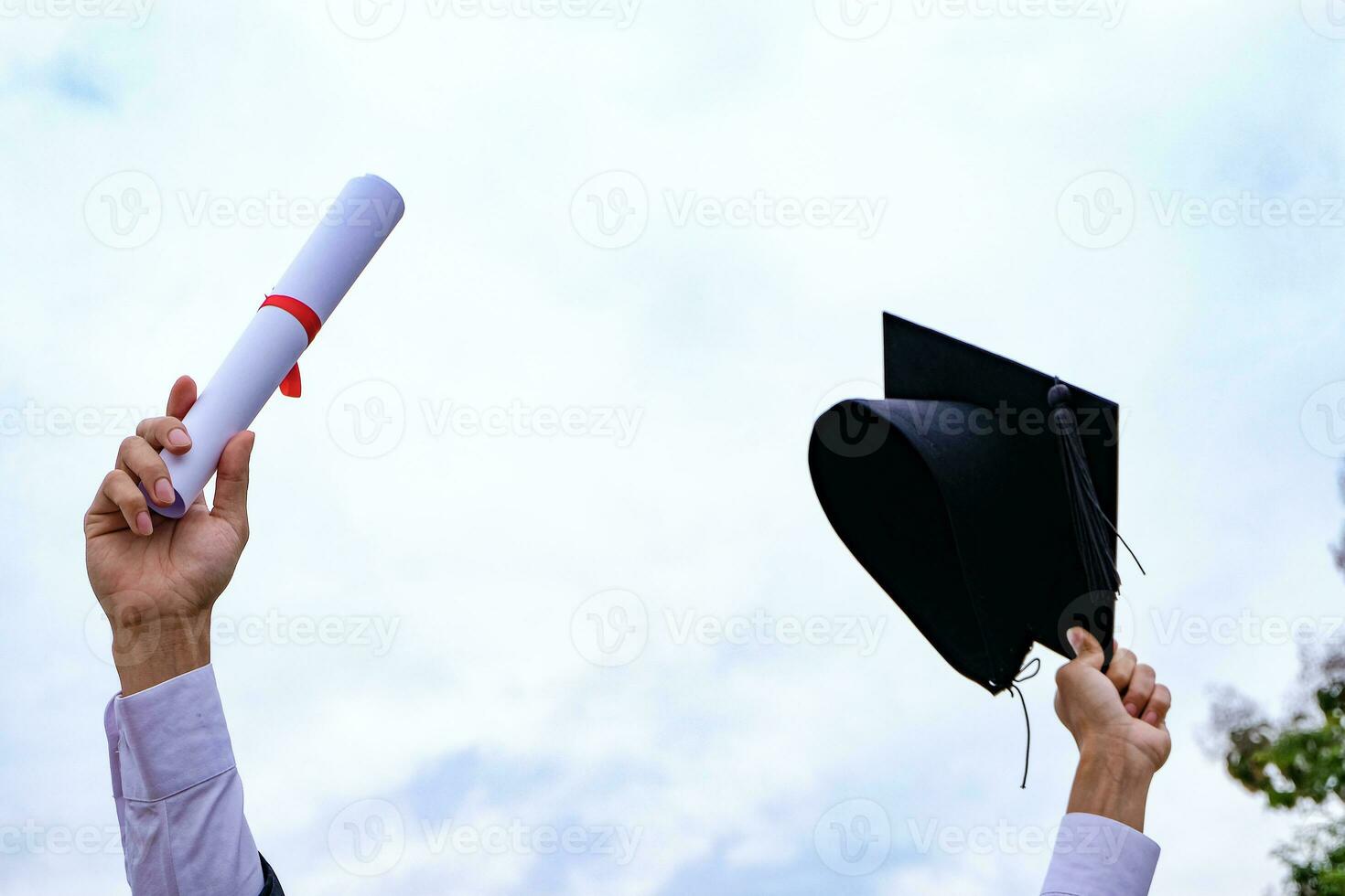 Schüler mit Glückwunsch, Absolventen tragen ein Abschluss Kleid von Universität. foto