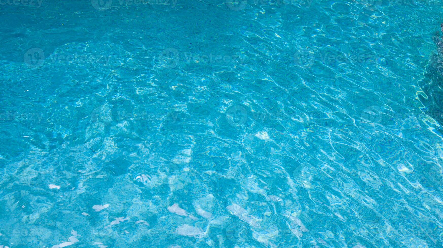 abstrakt Schwimmbad Wasser. Schwimmen Schwimmbad Unterseite Ätzmittel Welligkeit und fließen mit Wellen Hintergrund Oberfläche von Blau Schwimmen Schwimmbad foto