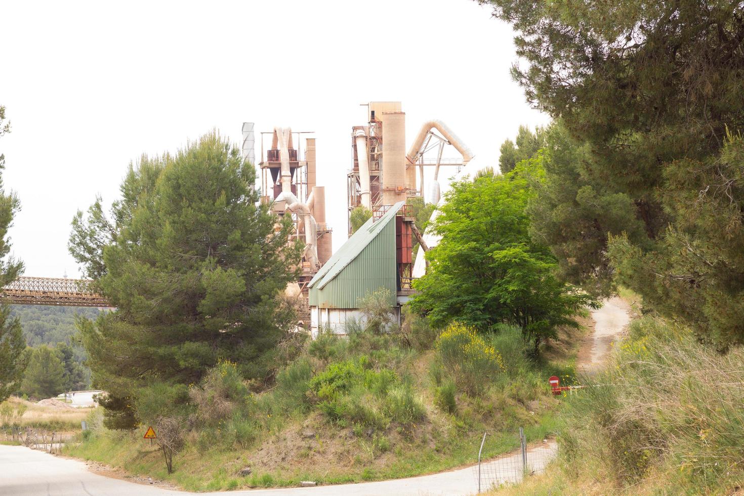 ehemalige Zementfabrik, geschlossen und verlassen. foto