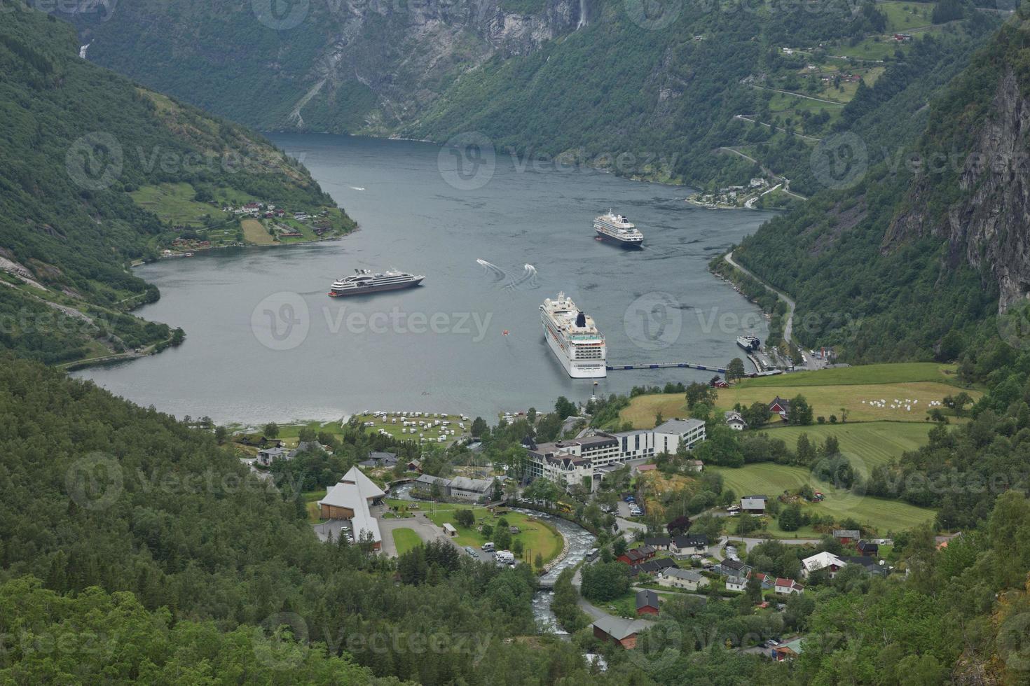 Blick auf den Geiranger Fjord in Norwegen foto