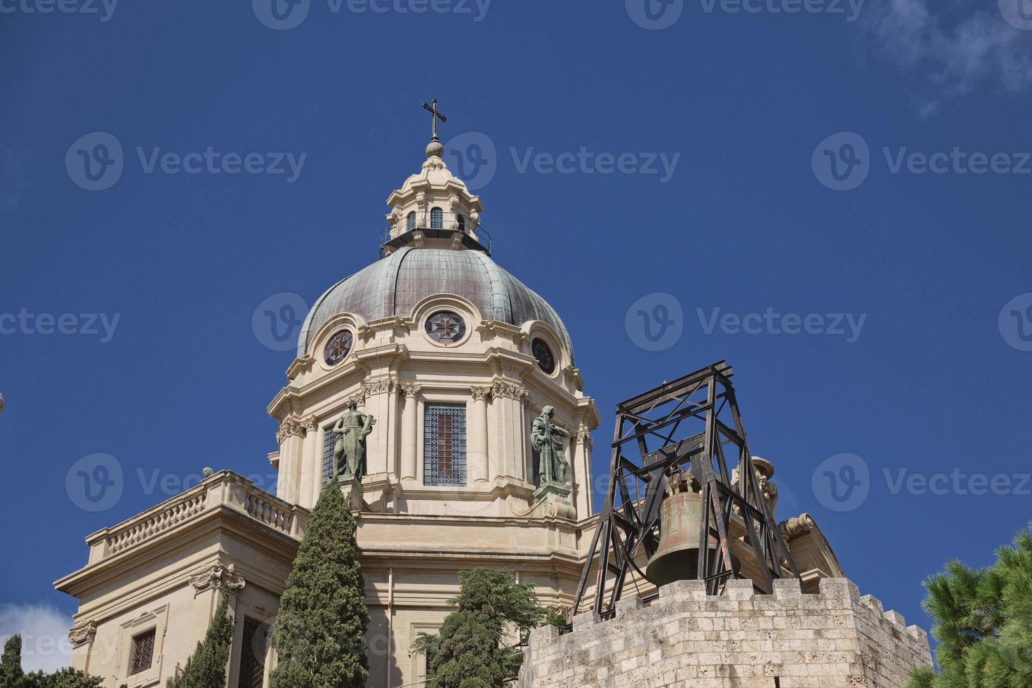 die kuppel der kirche von könig cristo rey, messina, italien foto