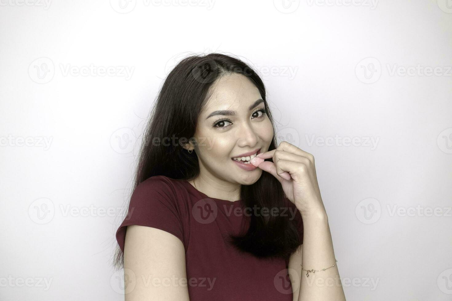 Bild von ein jung asiatisch Frau halten und suchen beim ein Gelee gummiartig foto