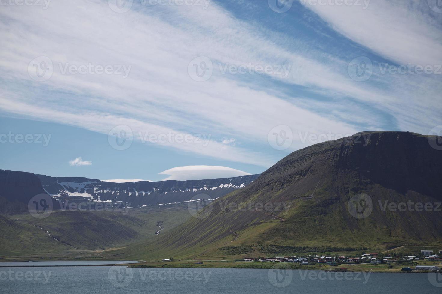 Blick auf den Fjord rund um das Dorf Isafjördur in Island foto