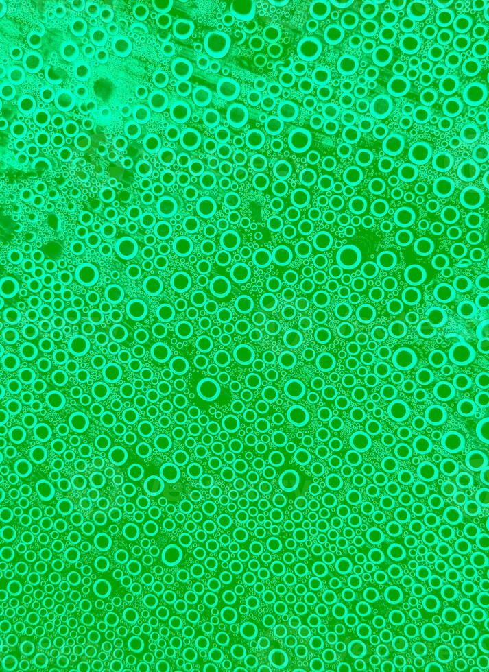 abstrakt Tropfen auf das Oberfläche von transparent Plastik. glatt klein Luftblasen im das gestalten von ein regulär Kreis, abstrakt Hintergrund von Wasser Luftblasen foto