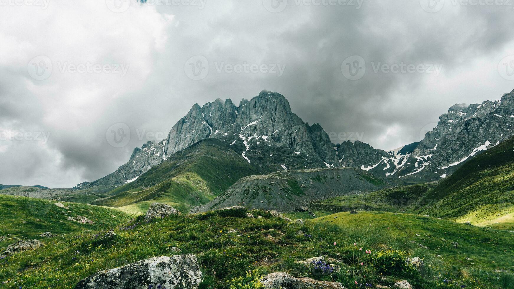 Berg Landschaft mit ein Aussicht von das Senke und montieren Chaukhi. juta Georgia, schön Himmel und Felsen Hintergrund von Felsen und Berge. Epos Himmel mit Wolken, schwarz und Weiß Foto hoch Qualität