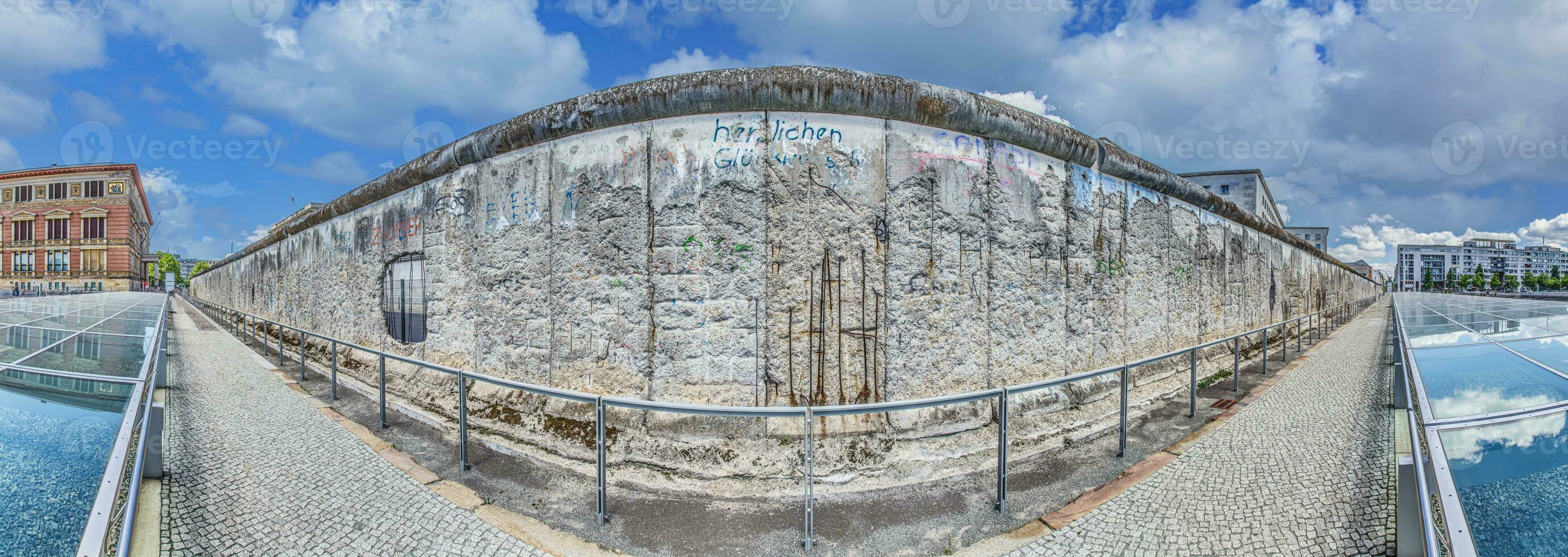 Panorama- Bild Über ein verbleibend Teil von das Berlin Mauer im 2013. foto