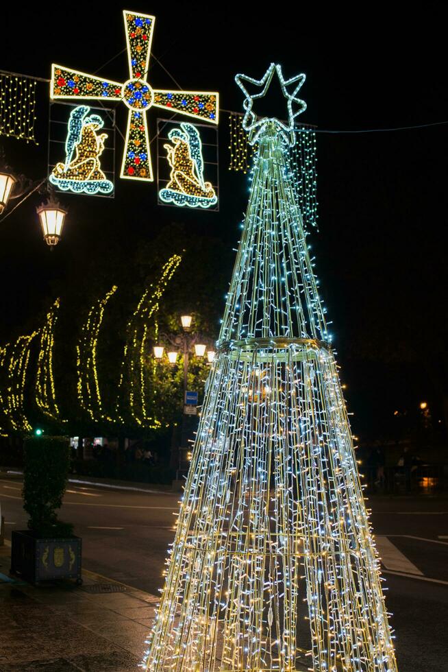 Straße von oviedo mit Weihnachten Dekoration foto