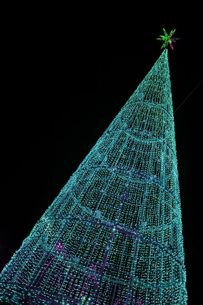 Beleuchtung von Weihnachten Baum im ein groß Stadt foto