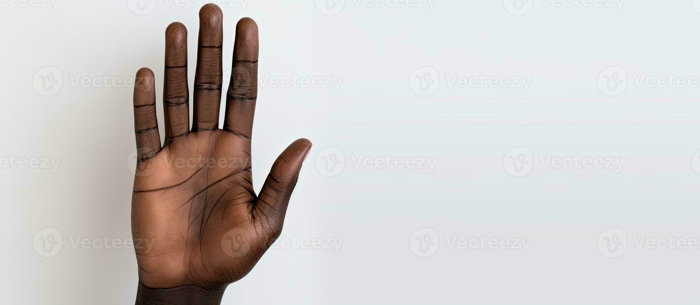 biracial Mann s Hand halten schwarz Geschäft Karten auf Weiß Hintergrund mit Schreiben Raum foto