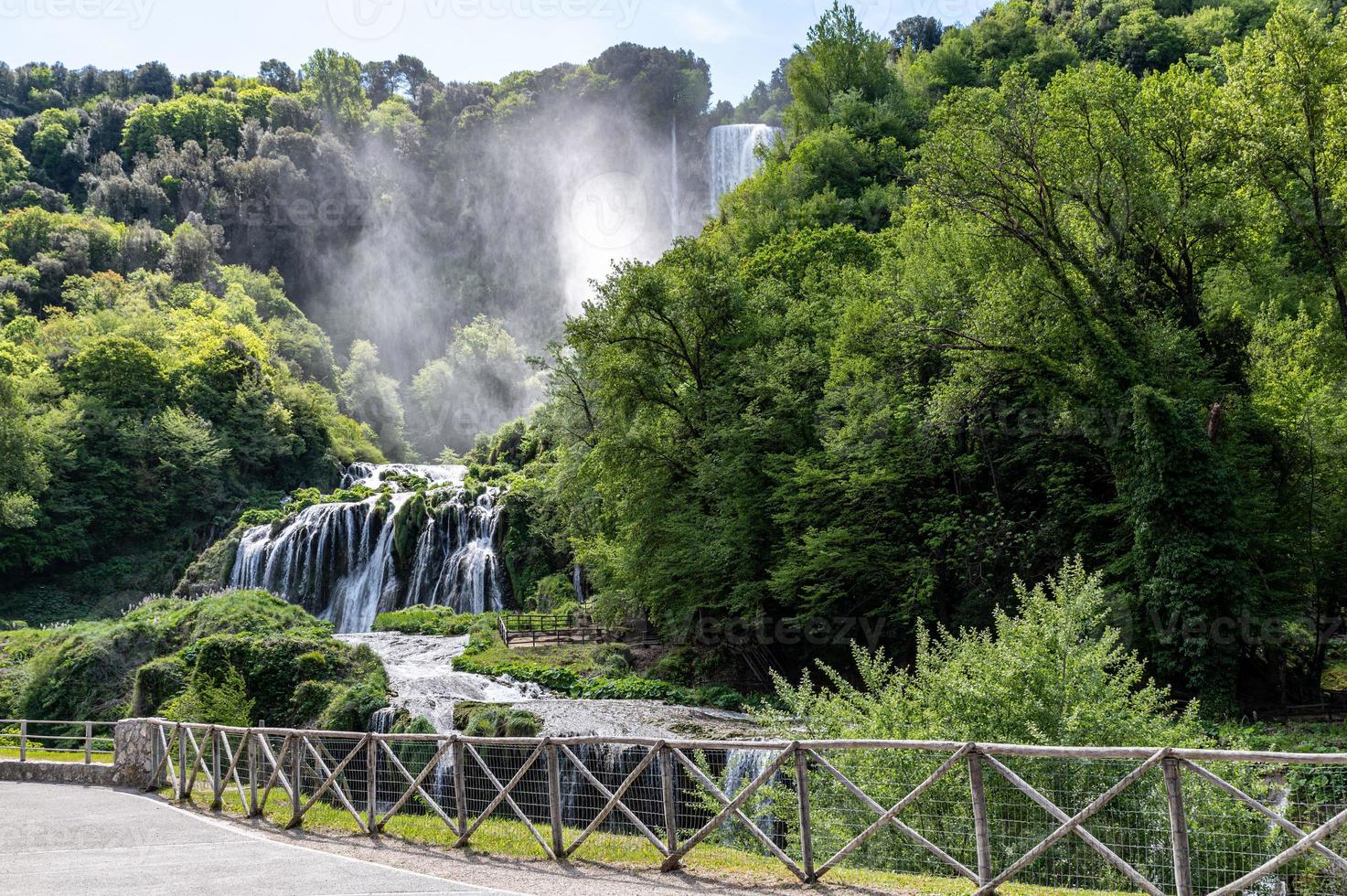 Wasserfall aus Marmor, der zu voller Strömung geöffnet ist foto