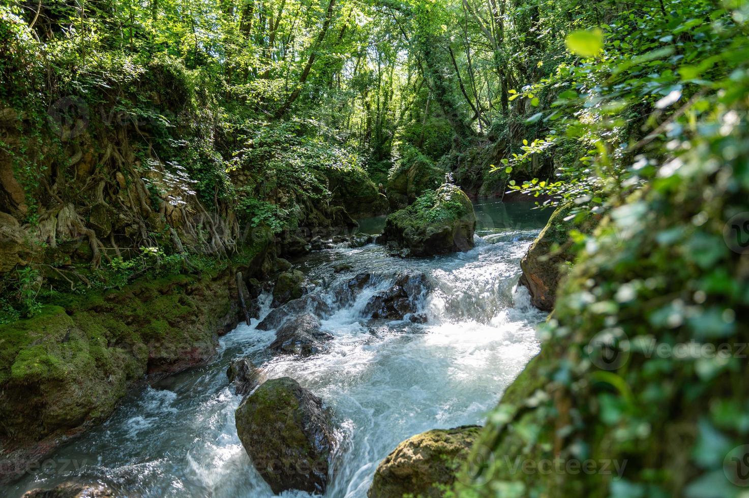 Fluss im Wald, der vom Wasserfall der Marmore kommt foto