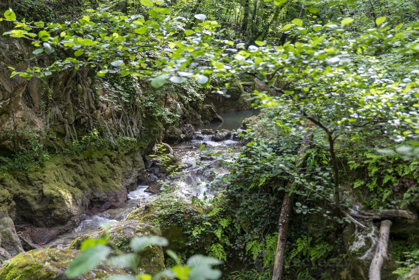 schwarzer Fluss, der aus den Marmorwasserfällen kommt foto