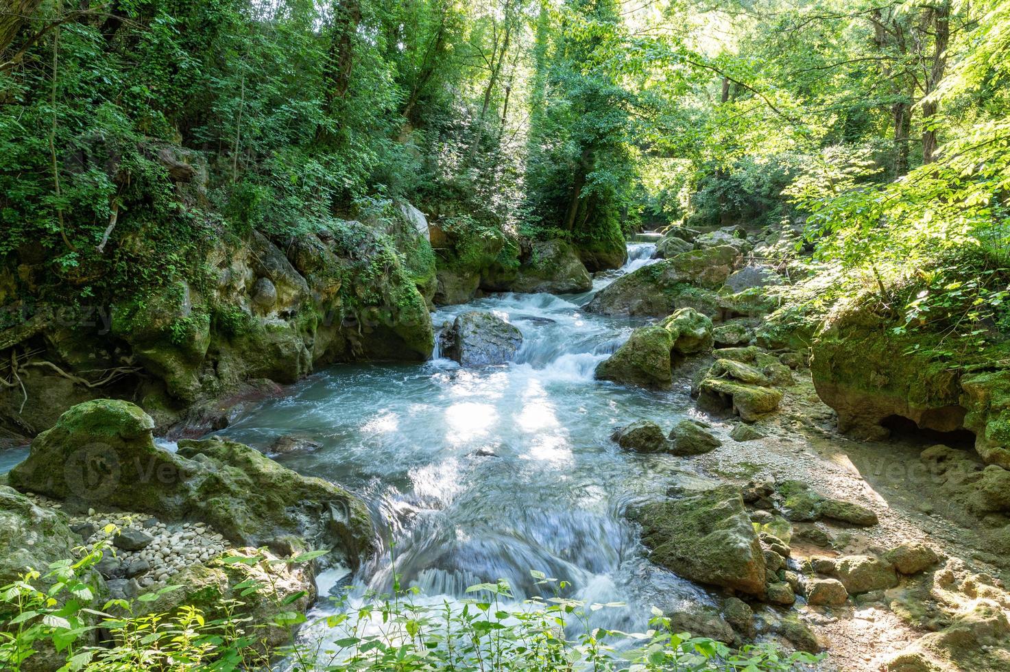 Fluss im Wald, der vom Wasserfall der Marmore kommt foto