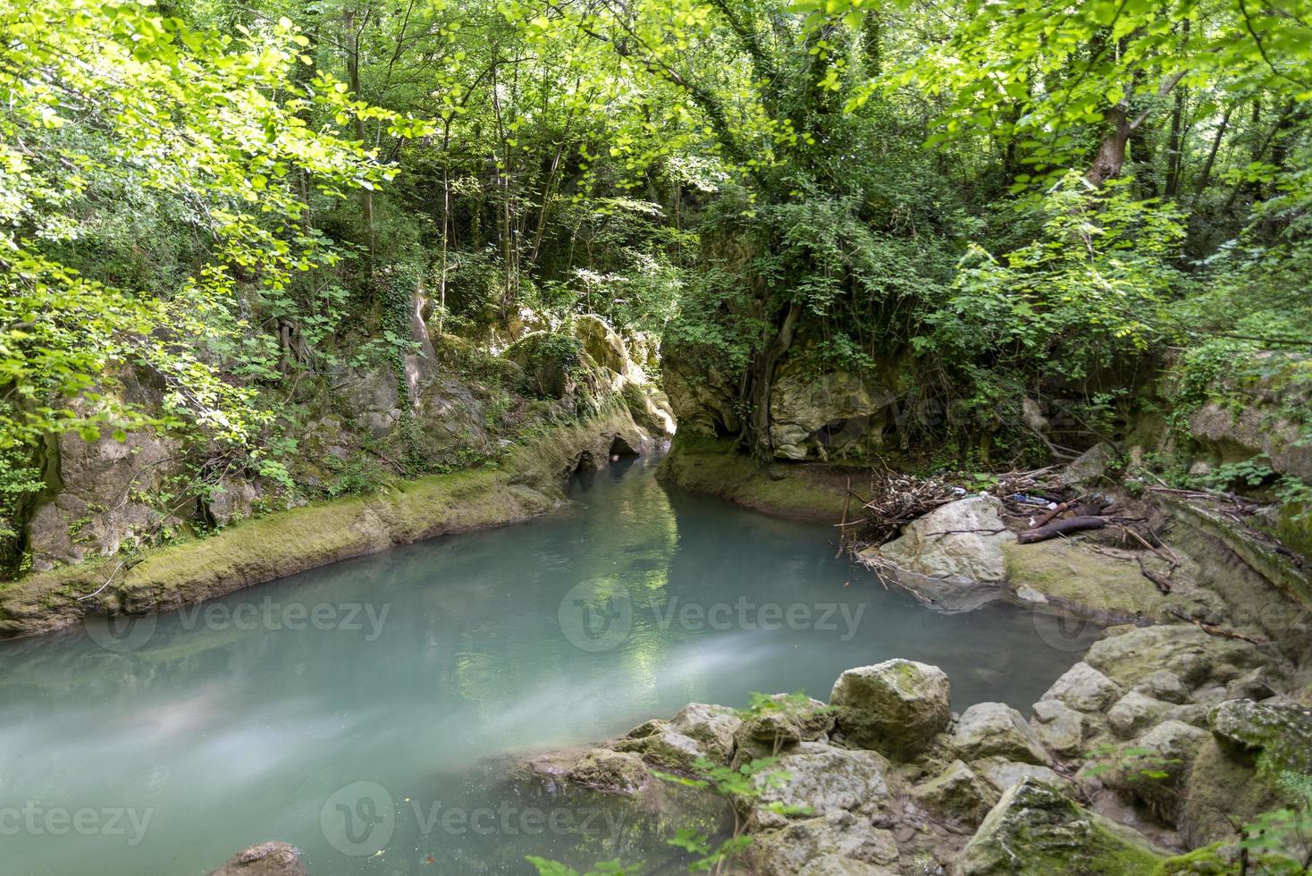 schwarzer Fluss, der aus den Marmorwasserfällen kommt foto