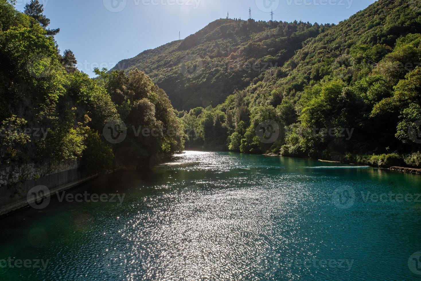 Fluss geprägt von blauem Wasser foto