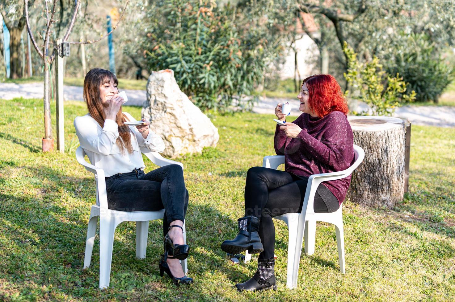 Mädchen trinken Kaffee im Garten foto