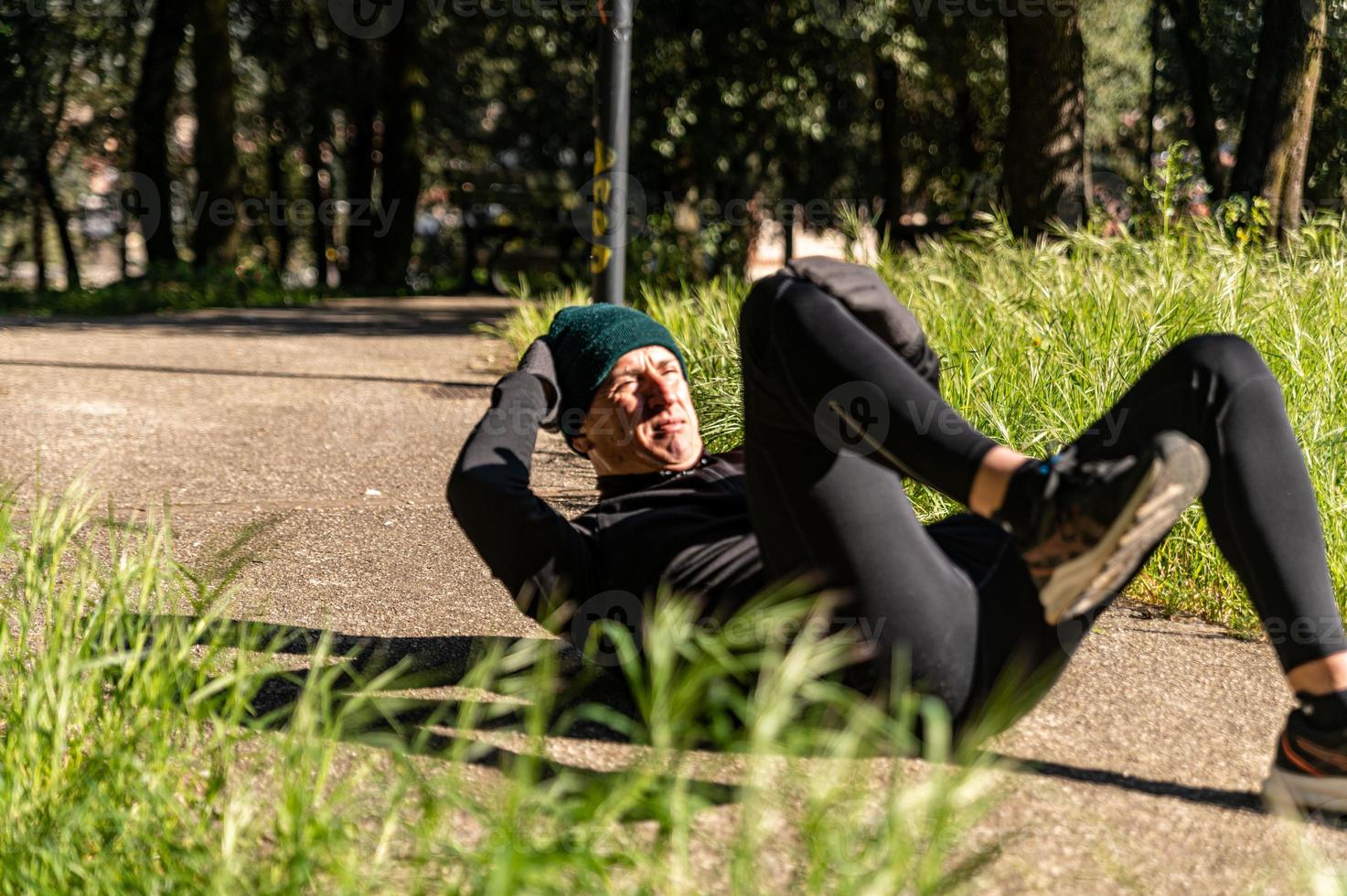 Ragzzo macht körperliche Aktivität im Park foto