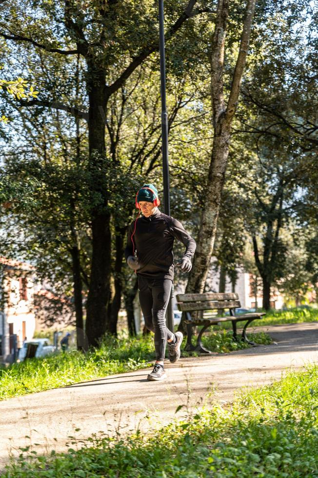 Ragzzo macht körperliche Aktivität im Park foto