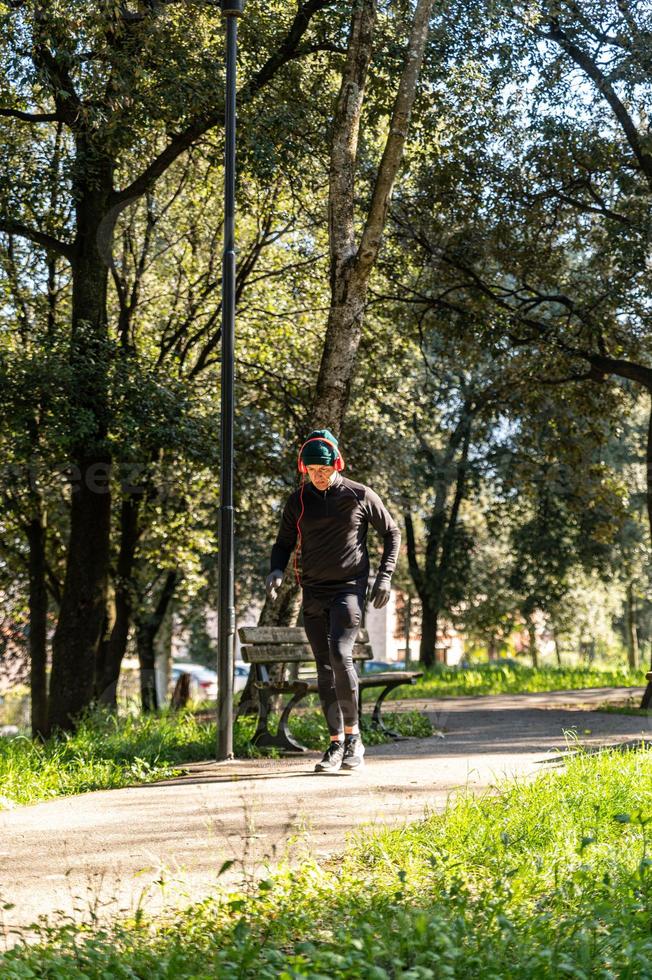 Ragzzo macht körperliche Aktivität im Park foto