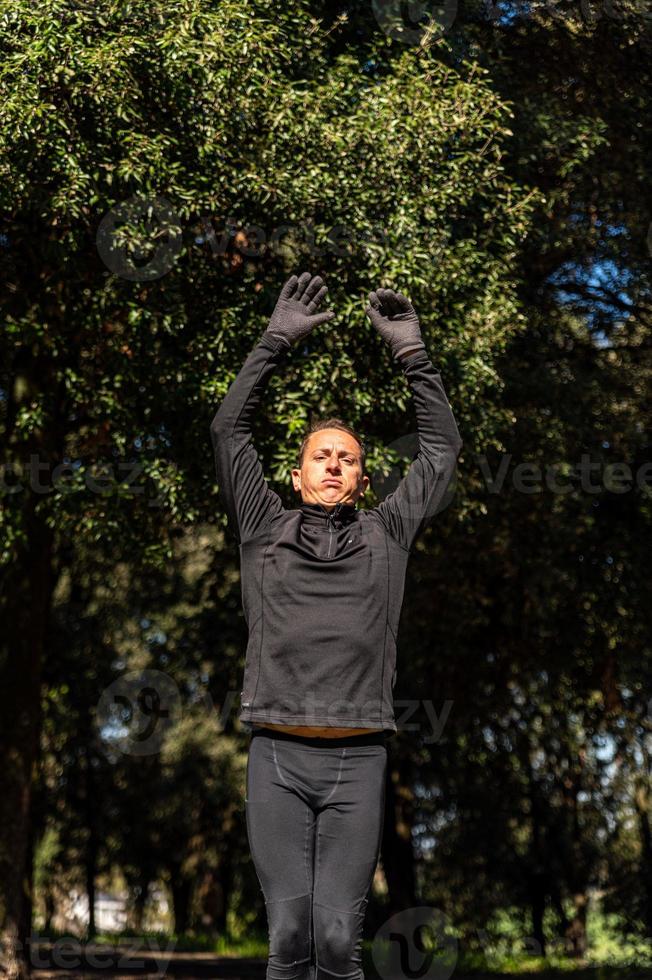 Ragzzo macht körperliche Aktivität im Park foto