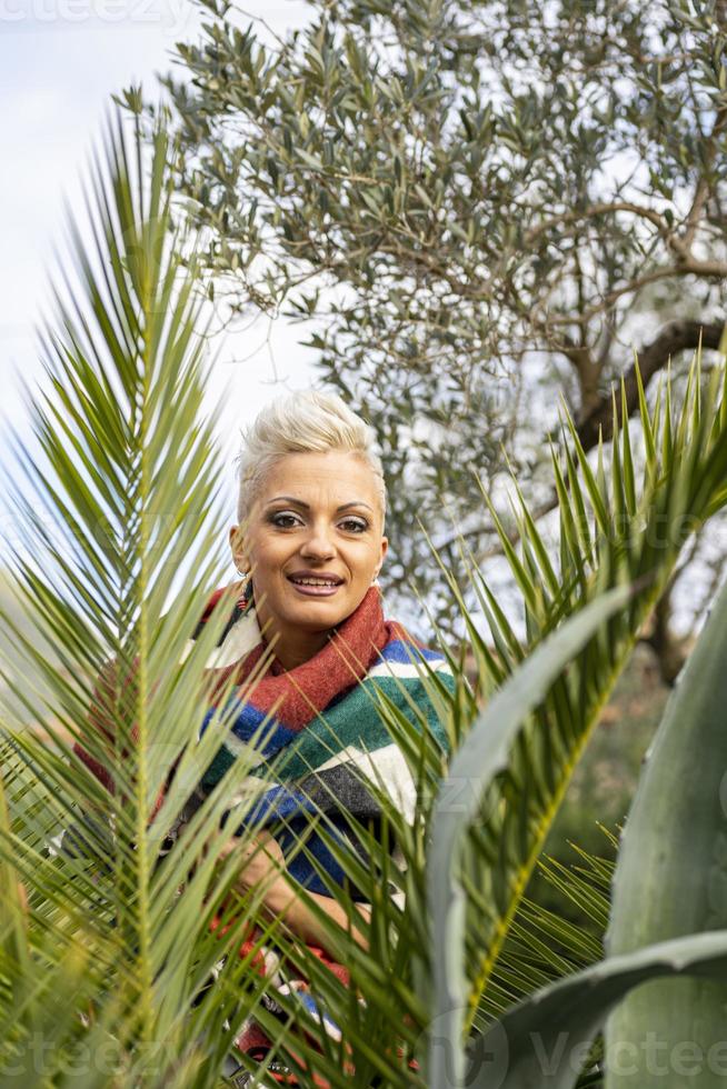 Porträt kurzes Haar blondes Mädchen unter der Natur foto