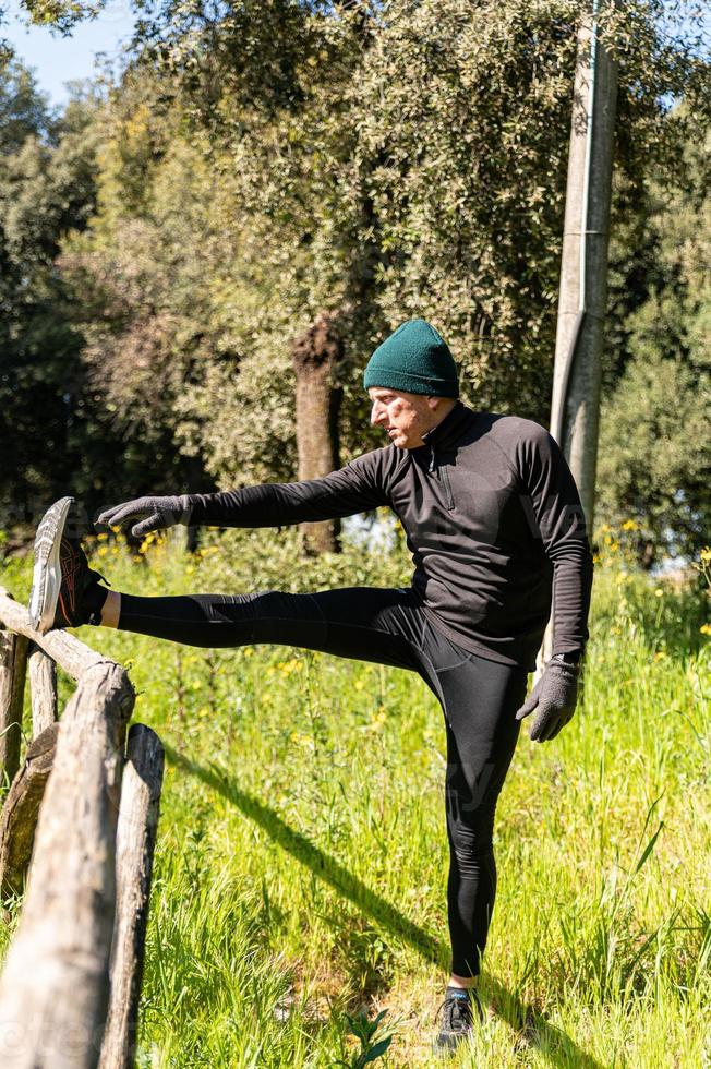 Ragzzo macht körperliche Aktivität im Park foto