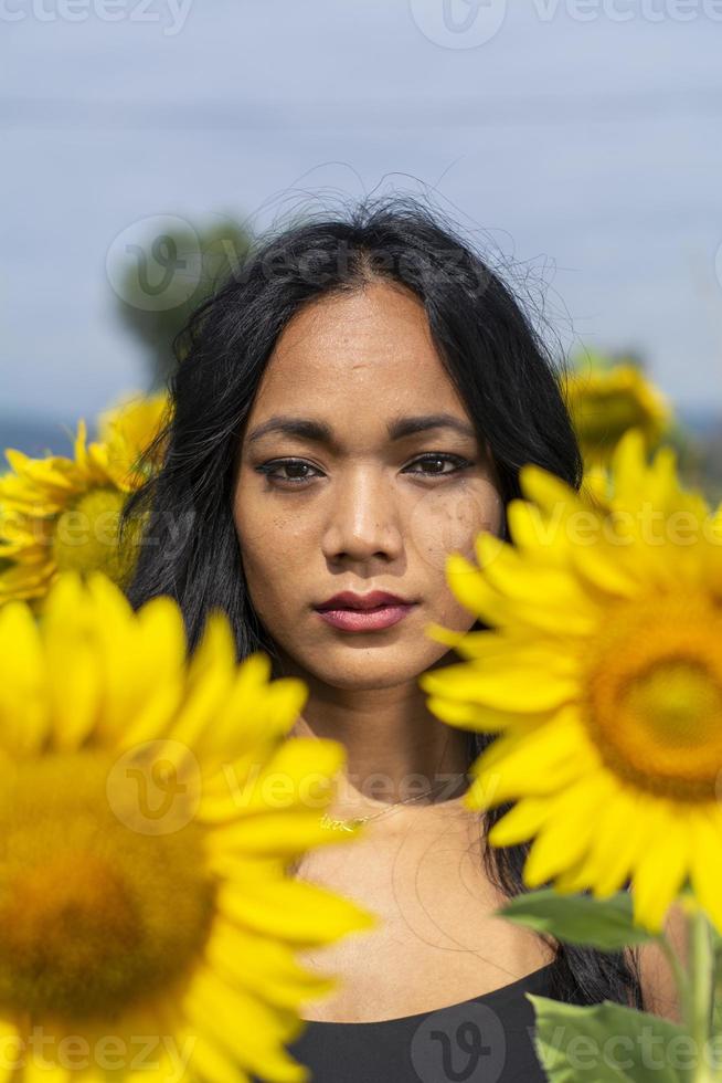 indisches mädchen unter sonnenblumenblumen foto