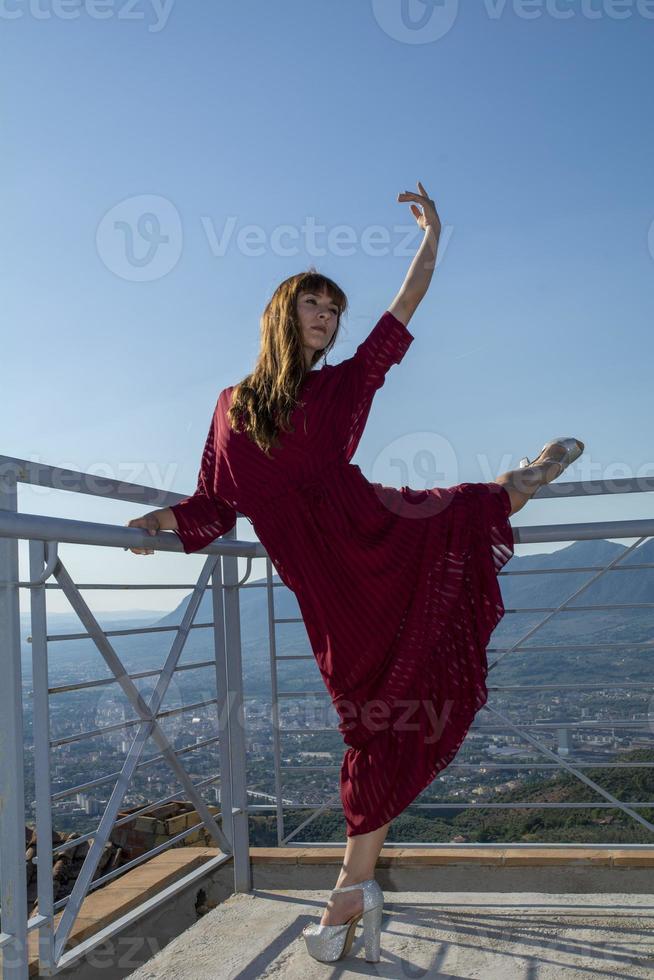 langhaariges Mädchen tanzt im Freien foto