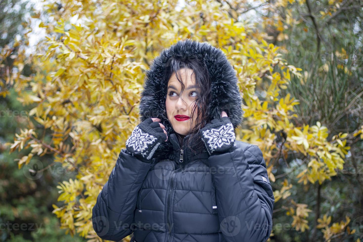 brünettes mädchen in winterkleidung berglage foto