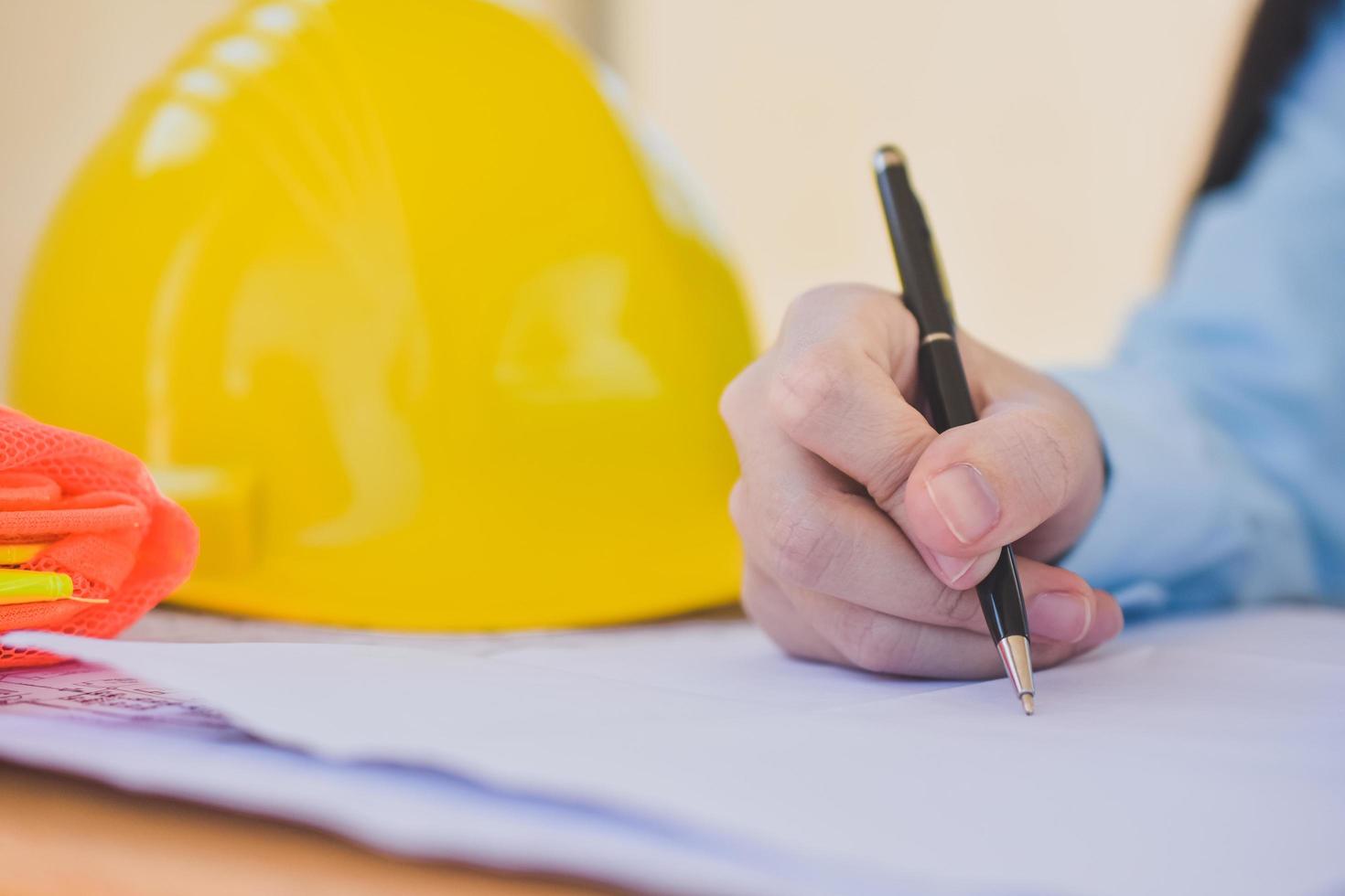 Nahaufnahme Ingenieur Zeichnung Design auf Papierkram im Büro foto