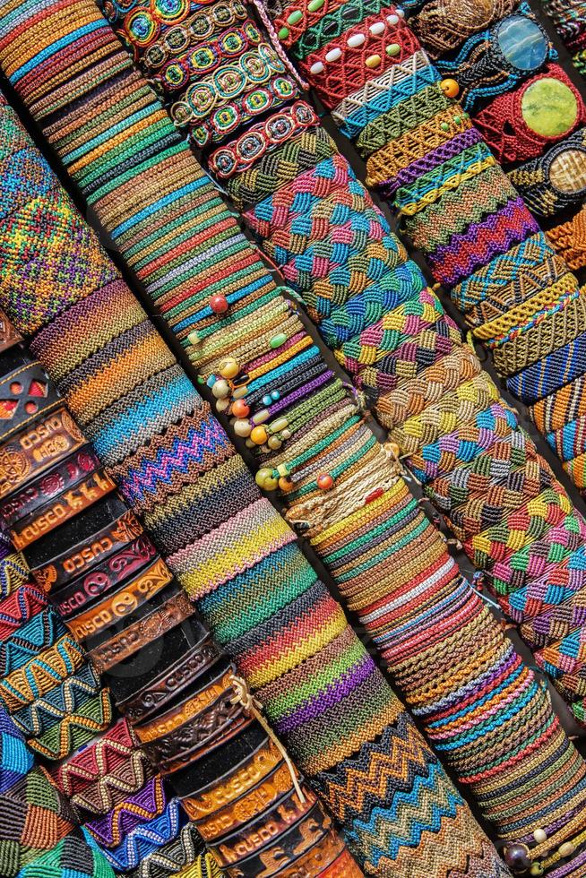 handgemachte peruanische armbänder in cusco, peru foto