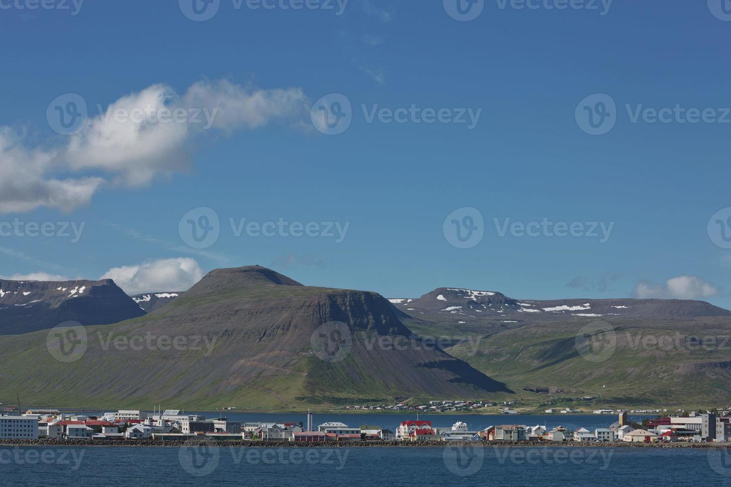 Blick auf den Fjord rund um das Dorf Isafjördur in Island foto