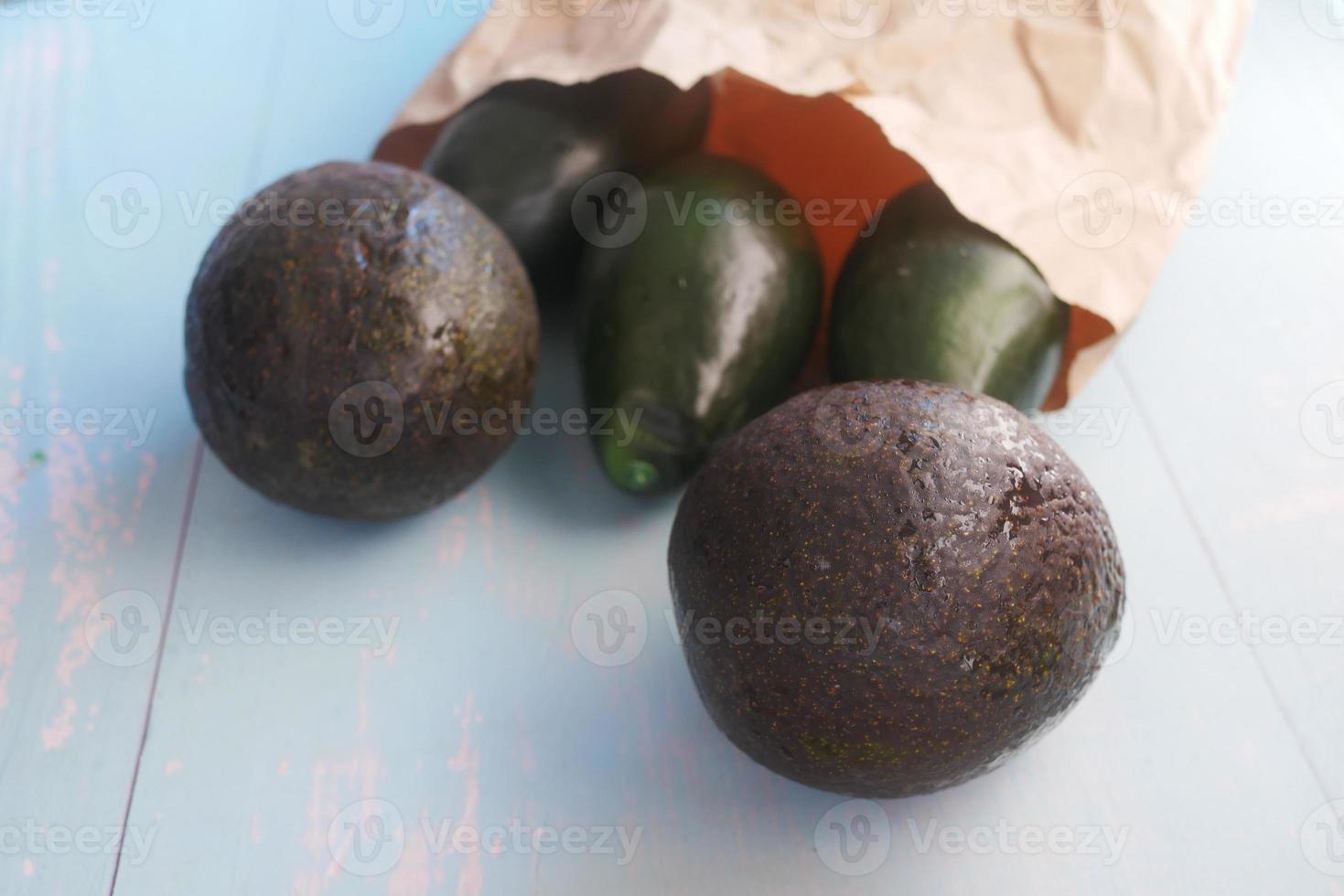 Nahaufnahme von Avocadoscheibe auf Holztisch foto
