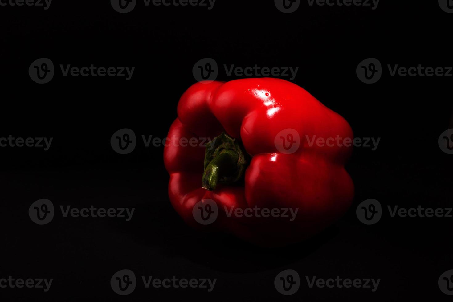 rote Paprika Paprika auf dunklem Hintergrund closeup foto