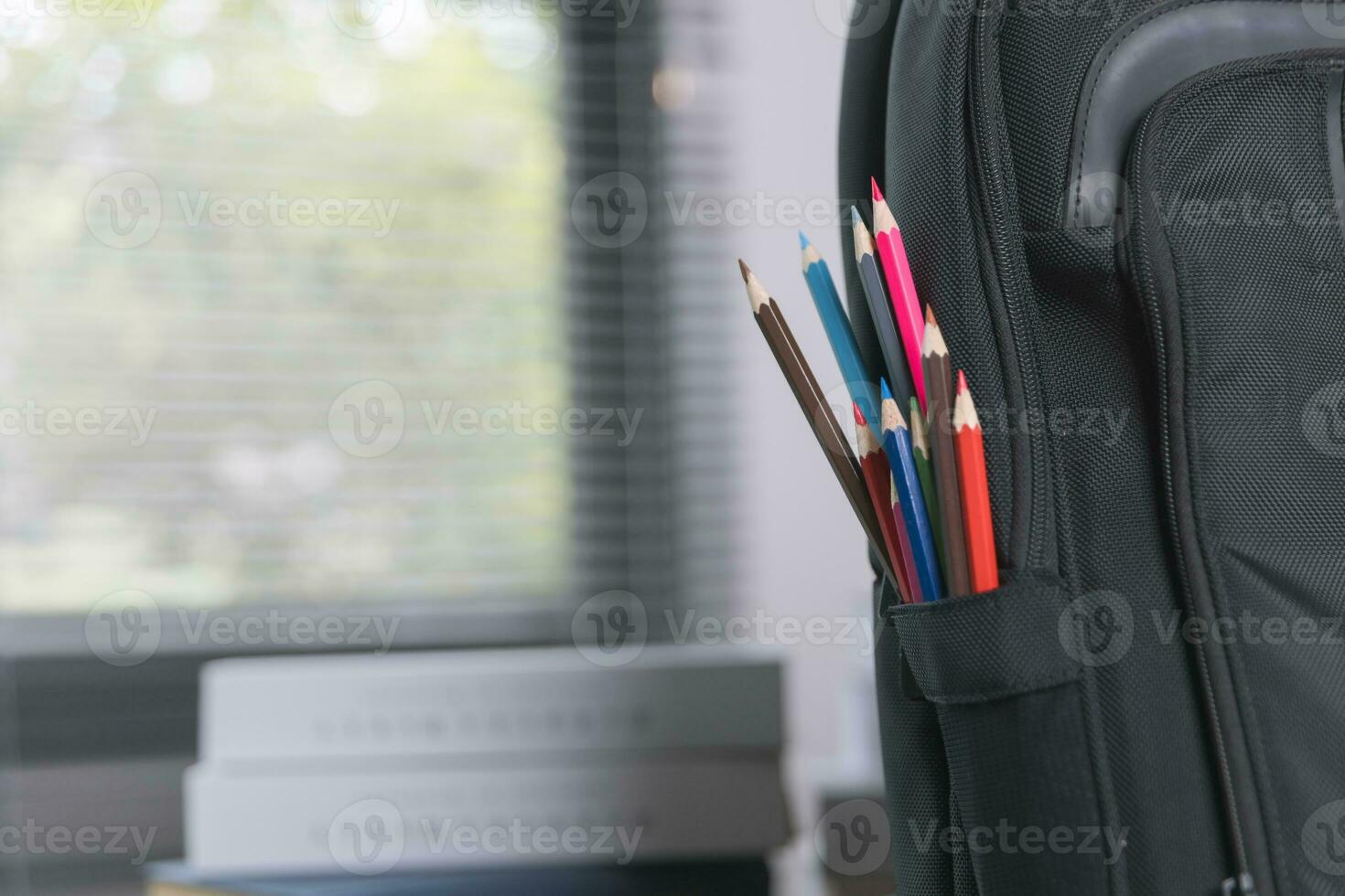 Schule liefert auf hölzern Tabelle im warm Innere, Schule Bücher auf Tisch, Bildung Konzept. foto