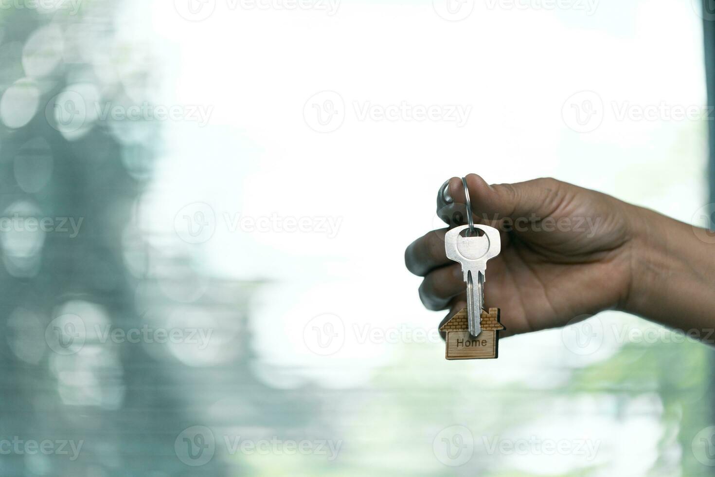 Frau halten Schlüssel, Kauf ein Neu Zuhause Konzept mit Aufregung und Freude. foto