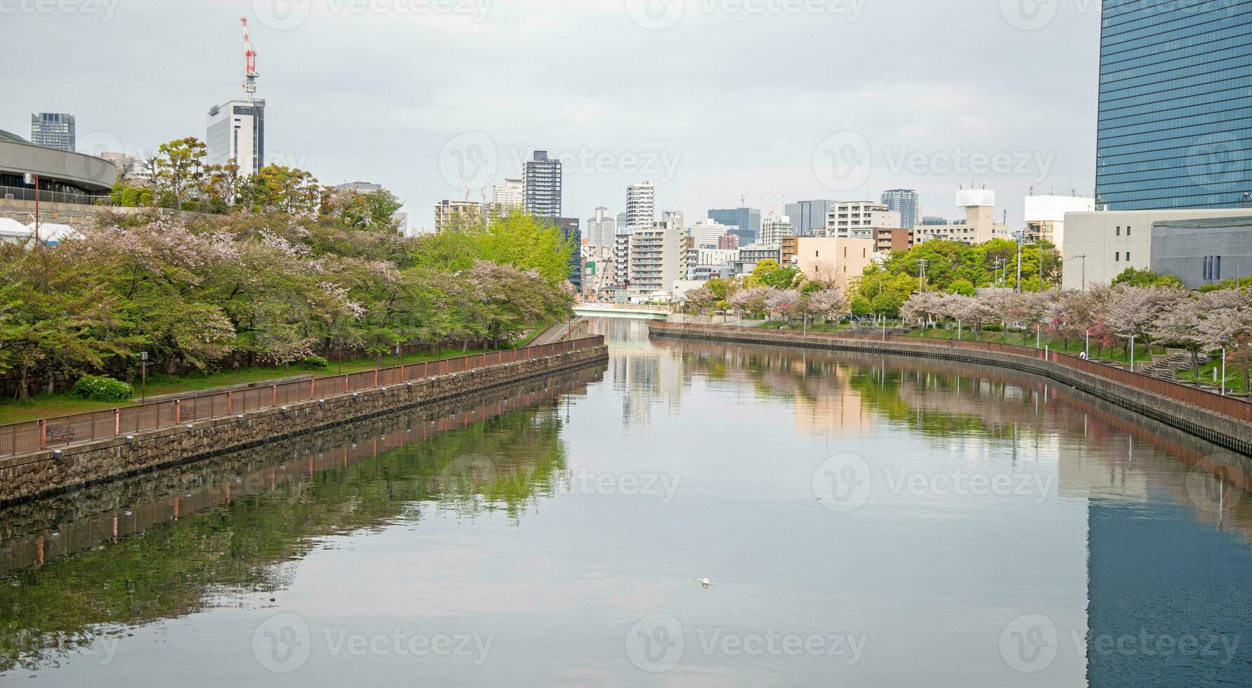 das Fluss im das Stadt. foto