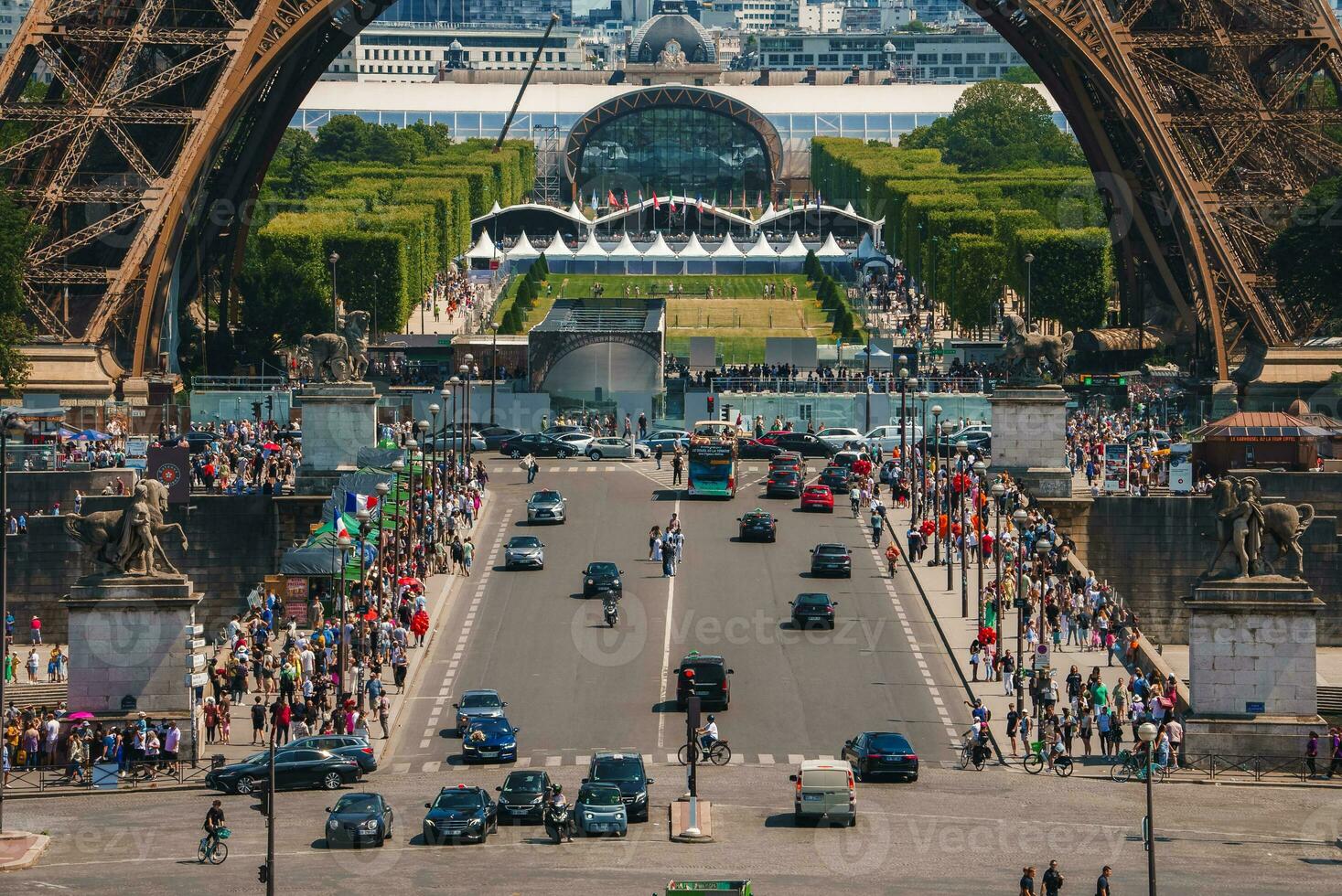 sonnig Sommer- Tag beim das Eiffel Turm, Paris foto