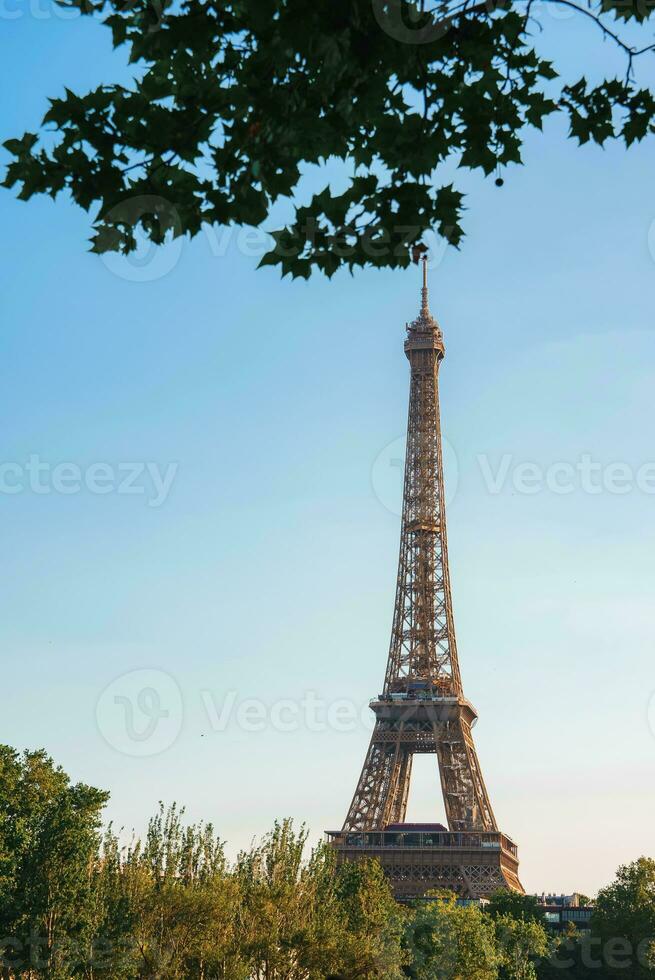 Eiffel Turm beim Sonnenuntergang im Paris foto
