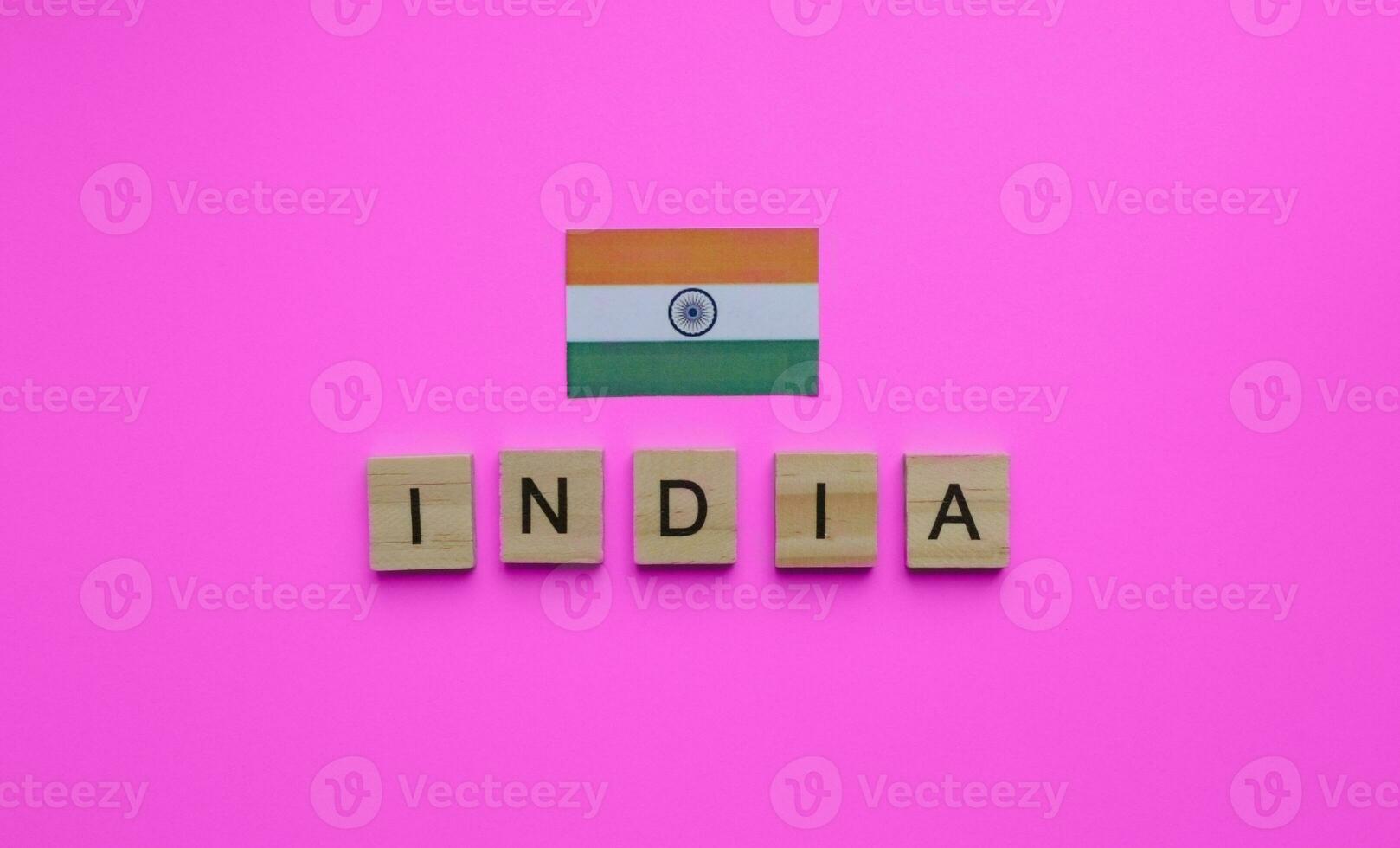 August 15, Unabhängigkeit Tag im Indien, Flagge von Indien, minimalistisch Banner mit das Inschrift im hölzern Briefe auf ein Rosa Hintergrund foto