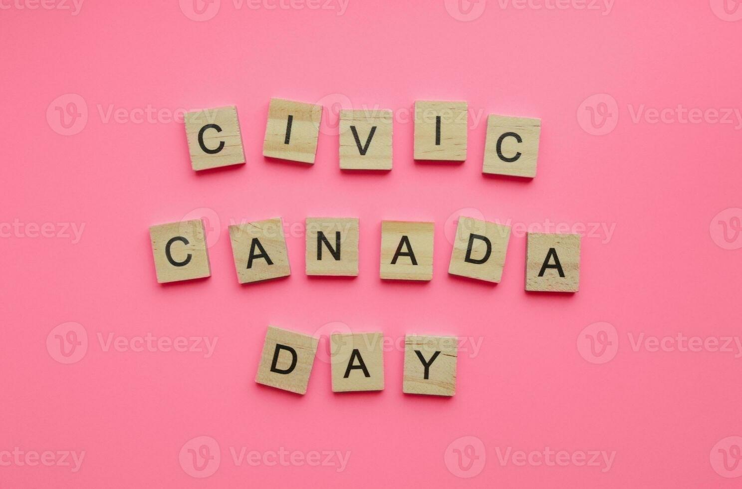 August 7, bürgerlich Urlaub im Kanada, staatsbürgerlich Tag Urlaub, minimalistisch Banner mit das Inschrift im hölzern Briefe staatsbürgerlich Kanada Tag foto