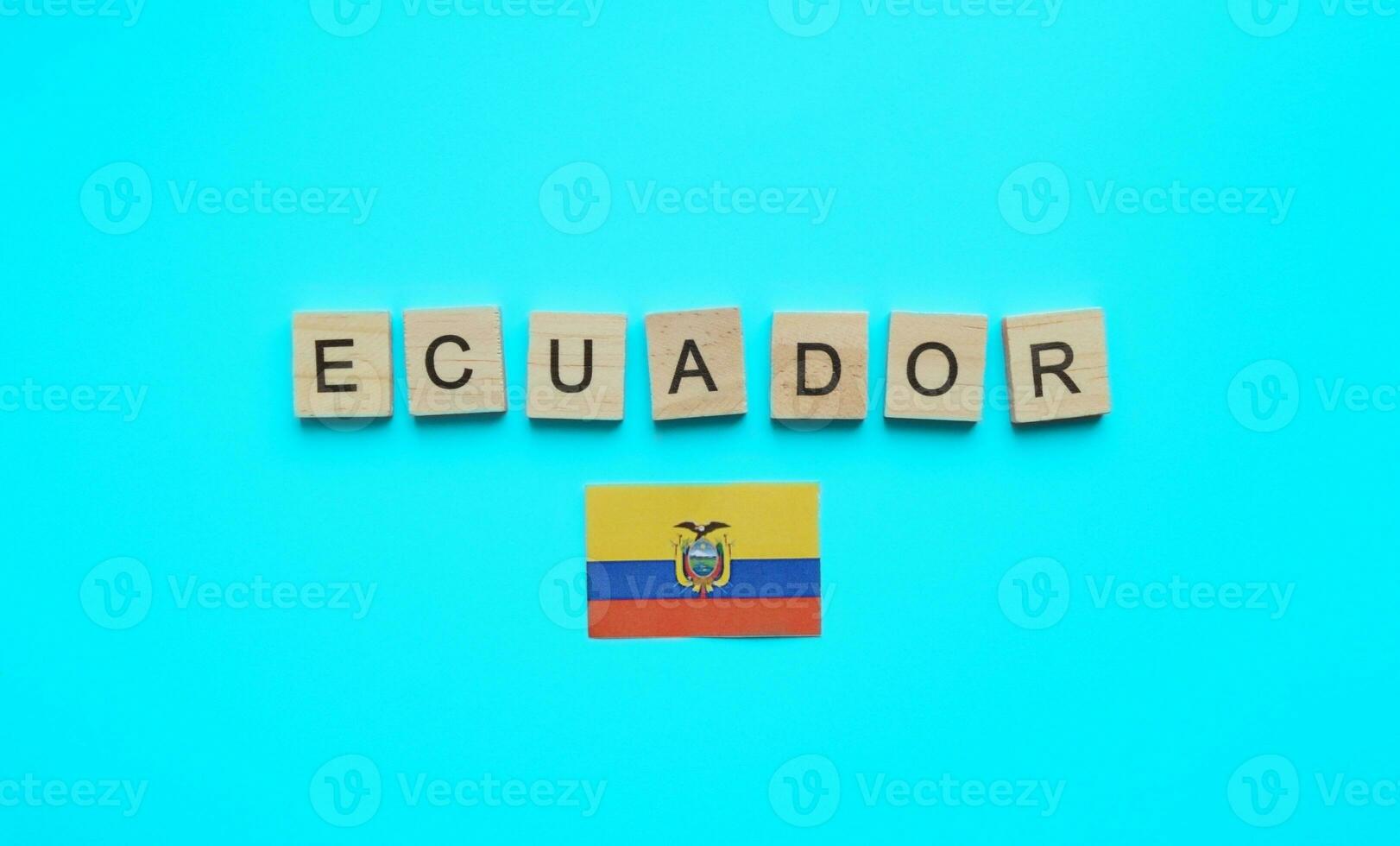 August 10, Unabhängigkeit Tag im Ecuador, das Flagge von Ecuador, ein minimalistisch Banner mit das Inschrift im hölzern Briefe foto