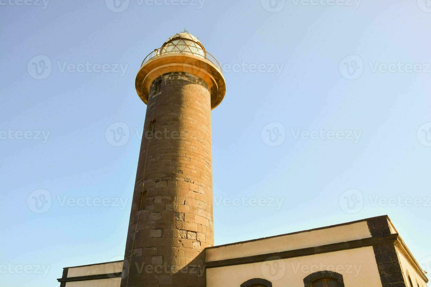 ein Leuchtturm auf ein Gebäude foto