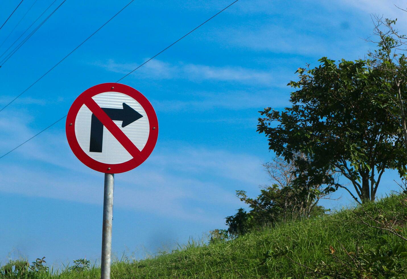 Nein richtig Wende Straße Zeichen mit ein wolkig Himmel Hintergrund. Straße Zeichen nicht Wende richtig foto