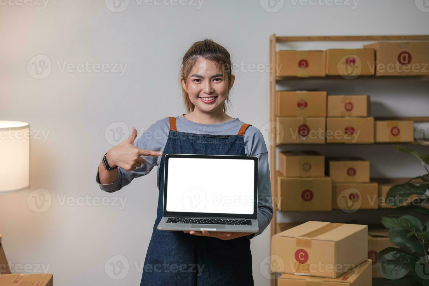 asiatisch sme Geschäft Frau zeigen Laptop leeren Bildschirm beim Zuhause Büro. Porträt jung asiatisch klein Geschäft Inhaber Zuhause Büro, online verkaufen Marketing Lieferung foto