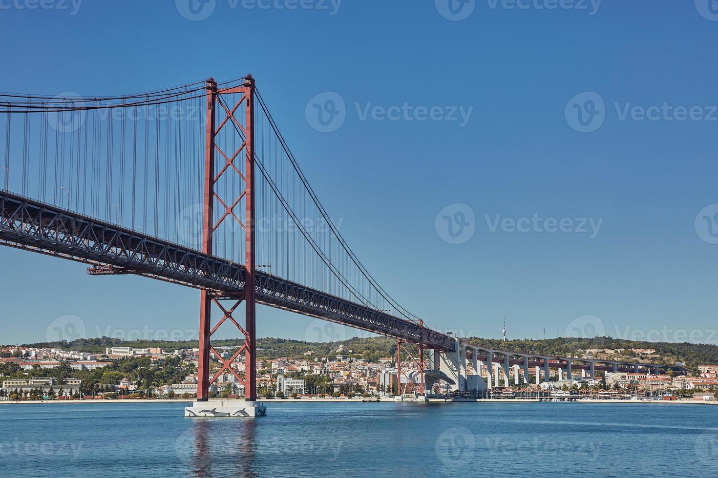 die Brücke vom 25. april in lissabon, portugal foto