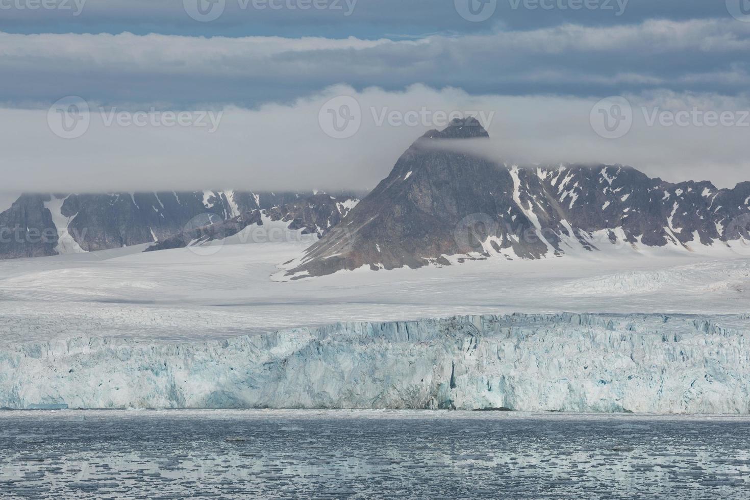 Küstenlandschaft in der Nähe von Ny Alesund auf Spitzbergen foto