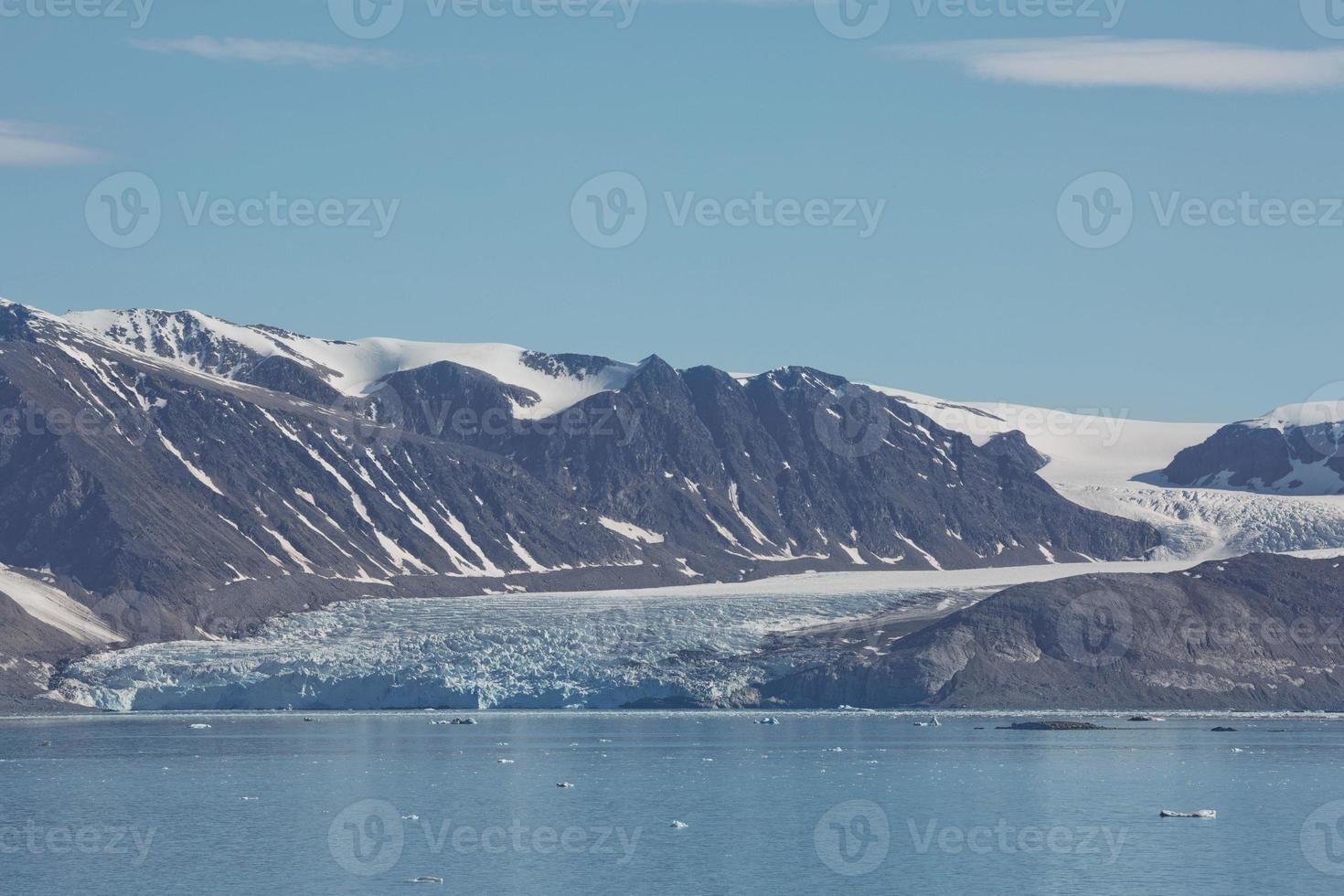 Küstenlandschaft in der Nähe von Ny Alesund auf Spitzbergen foto